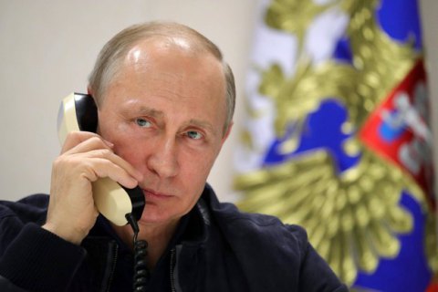 Путін поскаржився Макрону і Шольцу на Україну