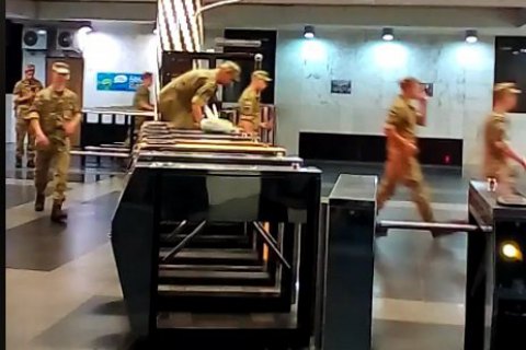 В Киеве около 20 курсантов перепрыгивали через турникеты метро, чтобы не платить за проезд