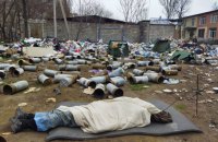 У Маріуполі окупанти почали ексгумувати тіла похованих у дворах людей, аби приховати сліди воєнних злочинів