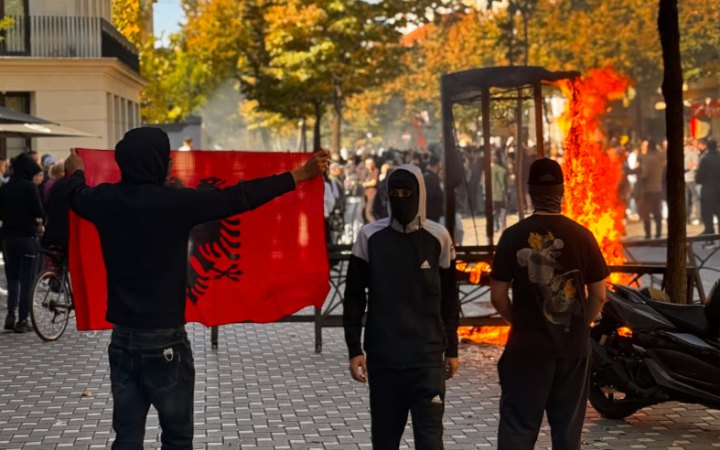 У Тирані десятки тисяч студентів протестували проти корупції. Відбулися сутички з поліцією (оновлено)