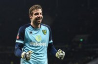 Вратарь "Норвича" выиграл в Кубке Англии серию пенальти у команды Моуриньо, воспользовавшись шпаргалками