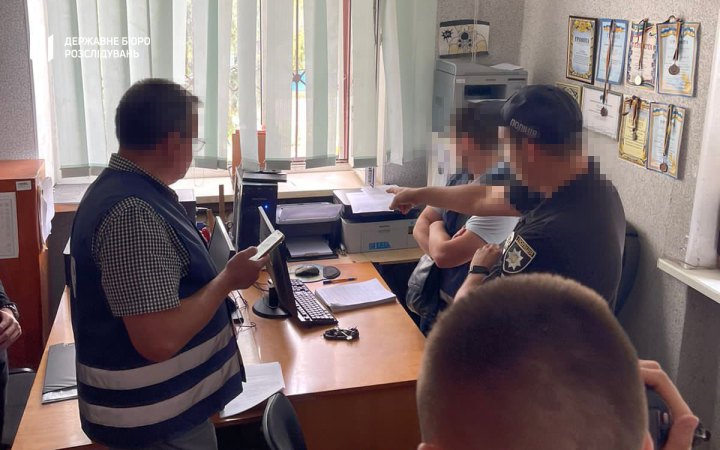 ДБР затримало правоохоронця з Кременчука, який тиснув на свідка та притягував до відповідальності невинну особу