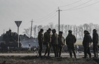 Російські окупанти ходять пішки через брак автомобілів
