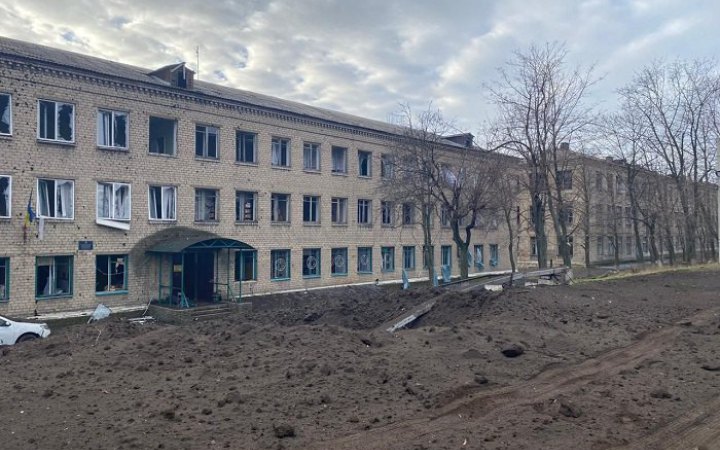 Окупанти влучили ракетами в інтернат на Донеччині: поранено людину