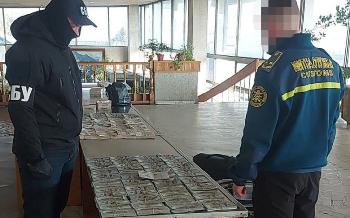 ​До Чернівецької області намагалися завезти 37 млн гривень у валізах