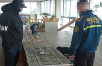 ​До Чернівецької області намагалися завезти 37 млн гривень у валізах