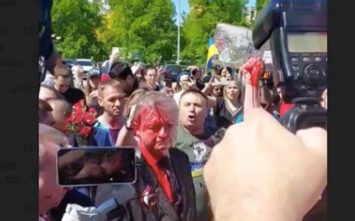 Посла РФ у Польщі облили червоною фарбою