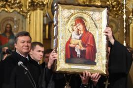 Янукович опоздал на Рождественскую литургию, а Литвин приехал в джинсах