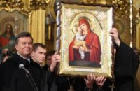 Янукович опоздал на Рождественскую литургию, а Литвин приехал в джинсах