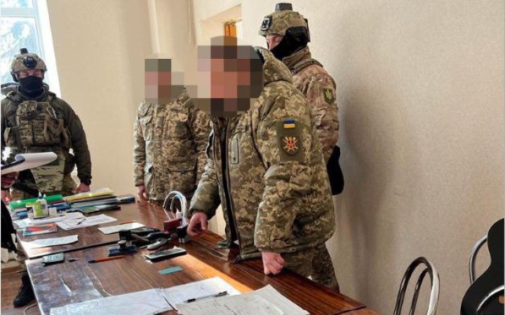 ДБР повідомило про підозру учасникам схеми видачі підроблених документів ухилянтам у Вінниці