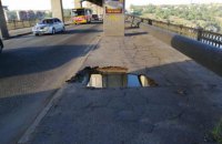 На мосту через Днепр в Запорожье под весом маршрутки образовалась дыра