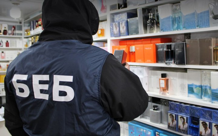 ​На Одещині під час обшуків знайшли 40 тисяч флаконів підроблених парфюмів відомих брендів