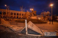 Активисты снесли забор вокруг сквера на Контрактовой площади 