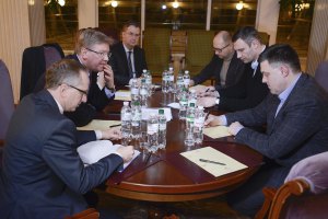 Фюле і лідери опозиції обговорили питання розв'язання кризи