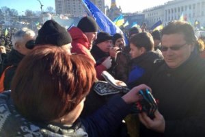 Глава МИД Литвы принес митингующим на Майдан варежки