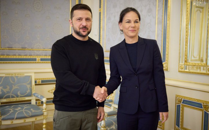 Зеленський обговорив з Бербок німецьку ініціативу щодо посилення ППО