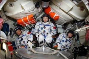 Китайские космонавты пристыковались к орбитальному модулю