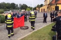 Президент Чехії на брифінгу спалив червоні труси