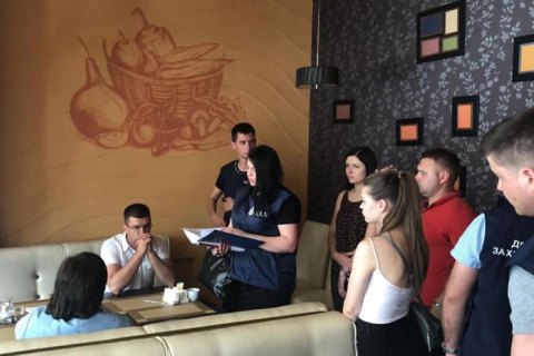 ГБР задержало группу чиновников и полицейских, подозреваемых в вымогательстве $500 тыс. 