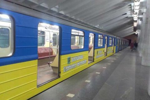 У харківському метро матір з двома дітьми стрибнула під потяг (оновлено)