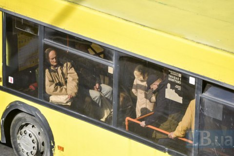 Мужчина разбил стекло в киевском троллейбусе за отказ взять его одиннадцатым пассажиром