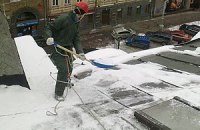 Киевских коммунальщиков обязали очистить крыши от сосулек