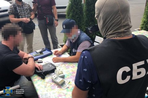 У Києві затримали посадовця ДСНС під час отримання $70 тисяч хабара за висновок про протипожежний стан без перевірки