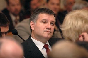 Аваков заявляет о давлении власти на него через жену и сына