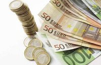 Евро поднялся при закрытии межбанка