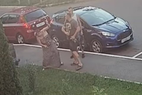 Глава партии УКРОП в Гостомеле ударил женщину из-за просьбы взять питбуля на поводок