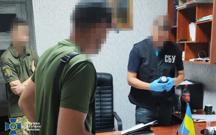 Посадовець військкомату на Полтавщині "допомагав" ухилятися від служби в армії за хабарі
