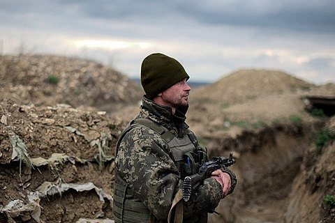 Один военный ранен за сутки на Донбассе