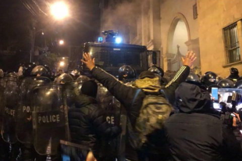 В Тбилиси силовики водометом разогнали митинг под парламентом 