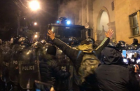 В Тбилиси силовики водометом разогнали митинг под парламентом 