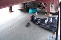 В Киеве пожилая женщина погибла под прицепом фуры