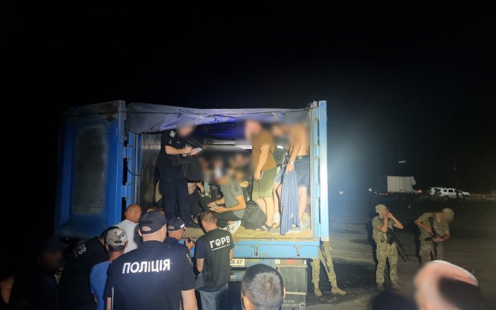 На Одещині зупинили зерновоз, який замість збіжжя перевозив 41 нелегала