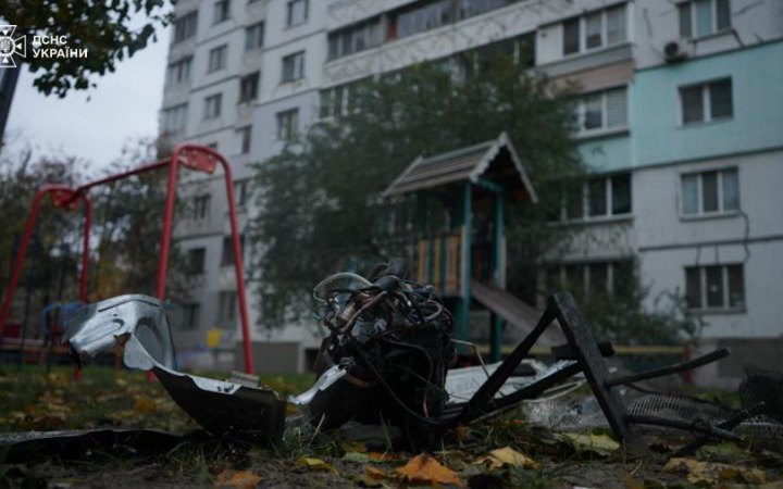 Уламки російських дронів впали у шести районах столиці, є постраждалі (оновлено)