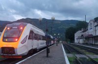 Укрзалізниця продовжує курсування “гірських шатлів”