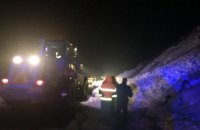 Снежная лавина перекрыла дорогу возле "Центра Европы" в Закарпатской области