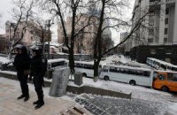 ​К зданию Кабмина подъехала колонна автобусов с милицией
