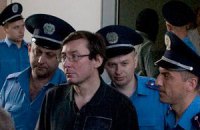 СИЗО рапортует: Луценко слаб, но кашу ест 