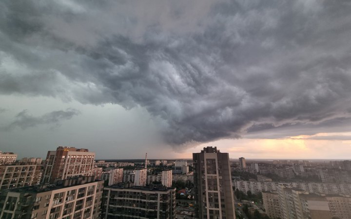 Завтра Україні прогнозують значні дощі, грози та град