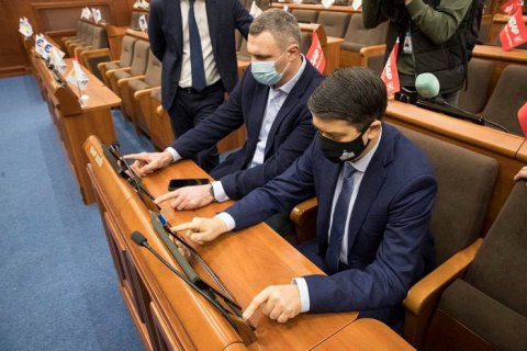 Кличко показал Разумкову, как работает система "Рада-4", которая не позволяет "кнопкодавить"