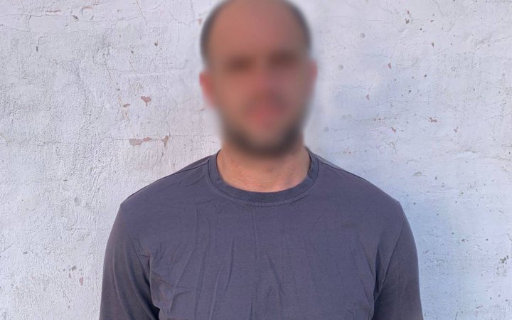 У Києві поліцейські затримали чоловіка, який обкрадав пошкоджені внаслідок обстрілу квартири