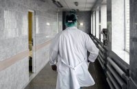 Врач, обвиненный в харассменте, продолжает работать в киевской больнице 