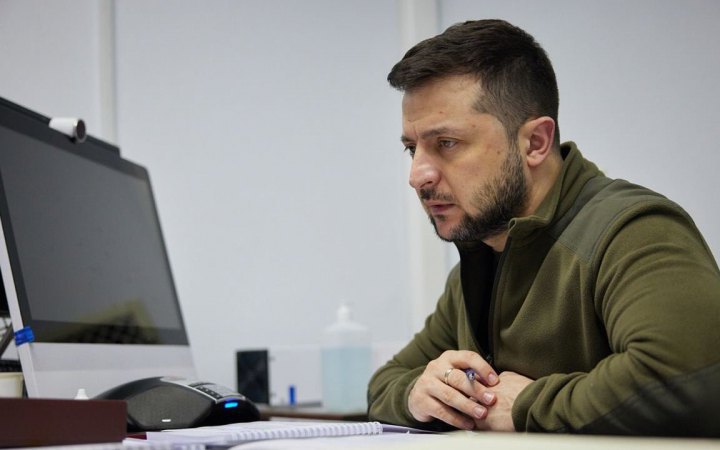 Зеленский попросил Папу Франциска о посредничестве в разблокировании гуманитарных коридоров