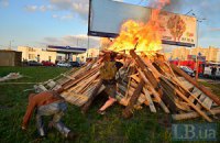 У Києві біля метро "Позняки" знесли і підпалили будівельний паркан (додані фото)