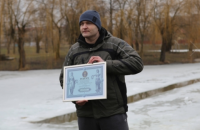Житель Коломиї проплив під кригою 61 метр і встановив рекорд України