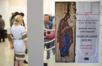 В Киеве открылась выставка икон на ящиках из-под патронов
