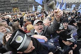 Около 5 тыс. учителей под Кабмином требуют нормальных зарплат